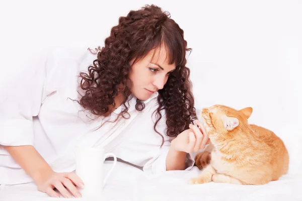 Chica con una taza de café y gato rojo —  Fotos de Stock
