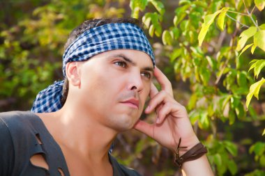 Doğa üzerinde çekici bir genç adam portresi