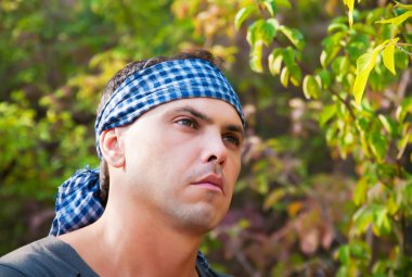 Doğa üzerinde çekici bir genç adam portresi