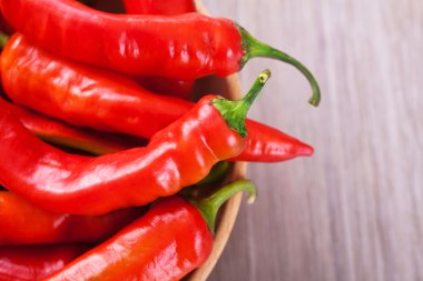 Masanın üzerine bir kase Chili peppers