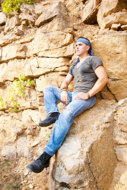 Dağlarda oturan adam