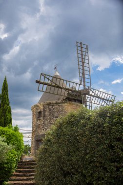 Provence, Fransa 'da bir köyde küçük eski bir değirmen. Yazın fırtınalı bir gün.