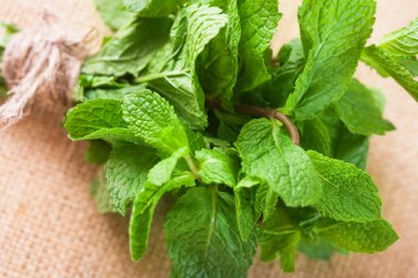 Bir çuval bezi zemin üzerine nane demet