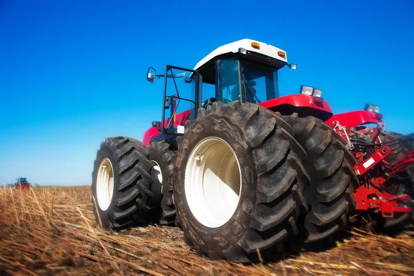 Roter Traktor auf dem Feld — Stockfoto