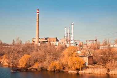 Eski termoelektrik güç istasyonu Nehri üzerinde
