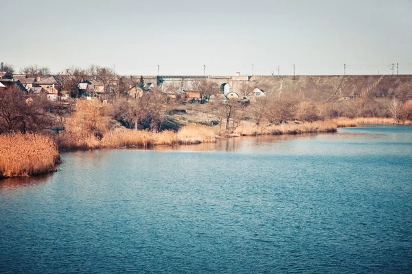 Vallei van de rivier op het platteland — Stockfoto