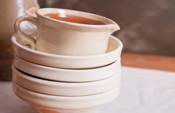 Piatti di ceramica e una brocca — Foto Stock