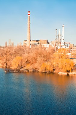 Eski termoelektrik güç istasyonu Nehri üzerinde
