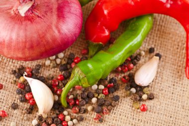 Soğan, sarımsak, biber ve baharat masada