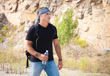 Bir şişe su ile dağlarda adam