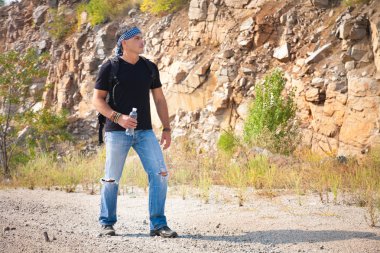 Bir şişe su ile dağlarda adam