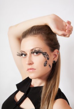 Güzel bir kadınla büyük kirpik ve yüz-sanat