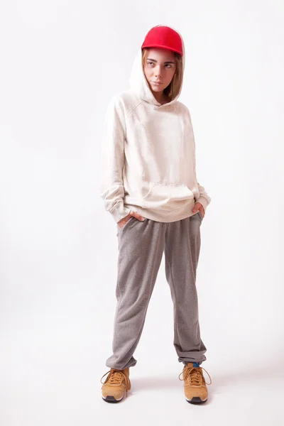 Genç bir kırmızı bere ve spor giyim