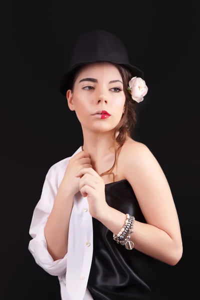 Porträt der Frau mit theatralischem Make-up auf schwarzem Hintergrund — Stockfoto