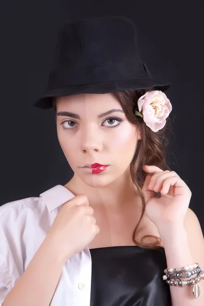 Retrato da mulher com uma maquiagem teatral em fundo preto — Fotografia de Stock