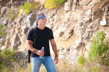 Bir şişe su ile dağlarda adam