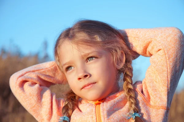 Pigtails closeup açık havada bir kızla portresi — Stok fotoğraf