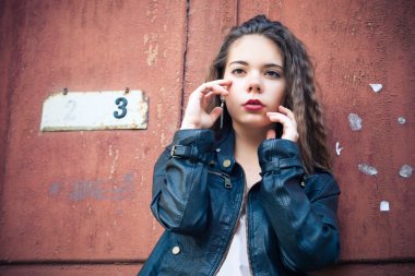 deri ceketli genç kadın