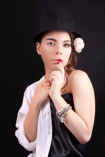 Retrato de la mujer con maquillaje teatral sobre fondo negro — Foto de Stock