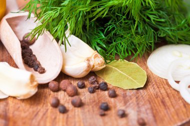 Aromatik otlar ve baharatlar bir tablo