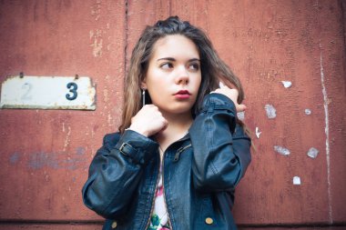 deri ceketli genç kadın