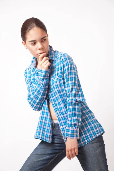 Meisje vrouw in een blauw shirt en spijkerbroek — Stockfoto