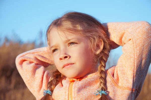 Pigtails closeup açık havada bir kızla portresi — Stok fotoğraf