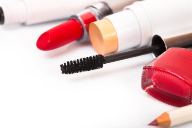 Beyaz bir arka plan üzerinde kozmetik makyaj