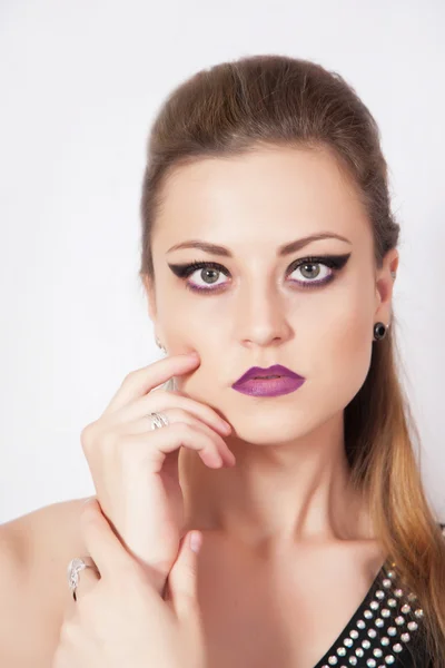 Hermosa mujer con maquillaje oscuro — Foto de Stock