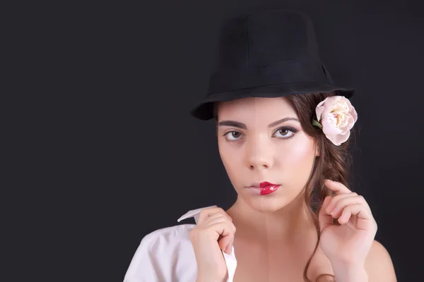 Retrato da mulher com uma maquiagem teatral em fundo preto — Fotografia de Stock