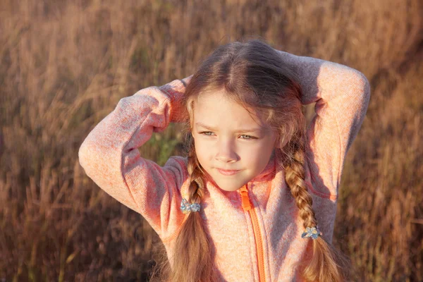 Portret van een meisje met pigtails close-up outdoors — Stockfoto