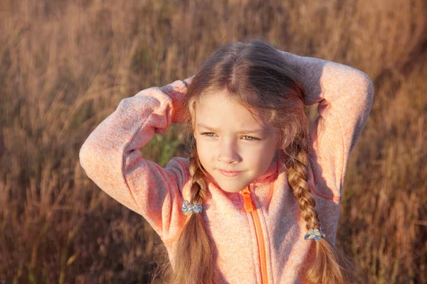 Portré egy lány pigtails Vértes szabadban — Stock Fotó