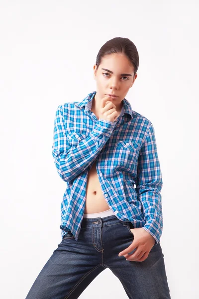 Женщина в синей рубашке и джинсах — стоковое фото