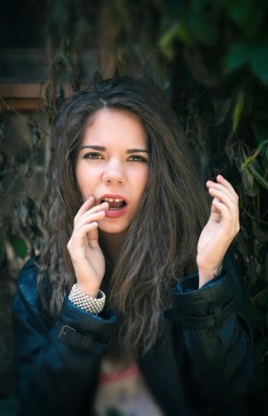 Açık havada genç bir kadının portresi.