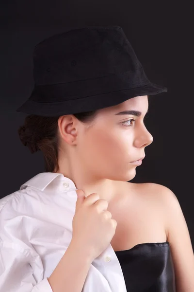 Porträtt av en ung kvinna i hatt — Stockfoto