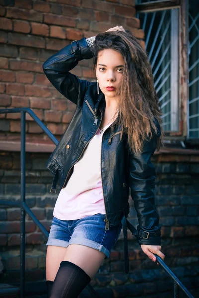 Portret van een jonge vrouw buiten — Stockfoto