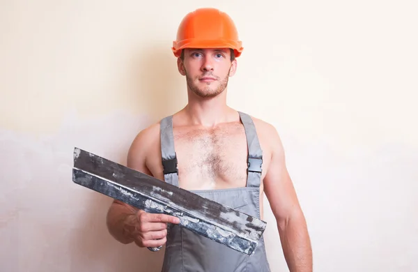 Mann in Overalls mit großem Spachtel — Stockfoto