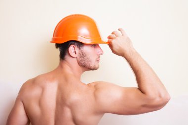 Bir kask içinde çekici genç adam