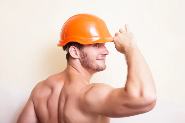 Jovem atraente em um capacete — Fotografia de Stock