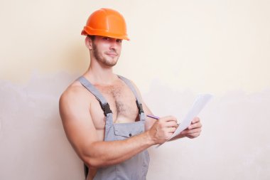 Kağıt üzerinde bir kask içinde adam yazıyor