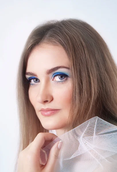 Porträt einer jungen Frau mit Make-up in blauen Farben — Stockfoto