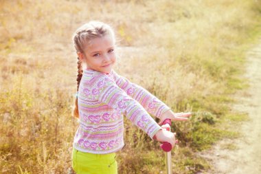 Güzel kız sürüş scooter