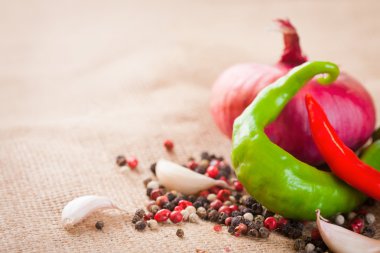 Soğan, sarımsak, biber ve baharat masada