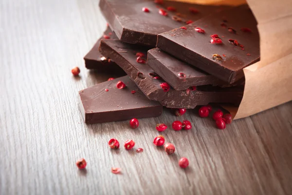 Kawałki gorzkiej czekolady z różowym pieprzem — Zdjęcie stockowe
