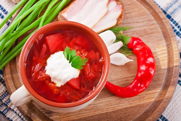 Красный томатный суп со свеклой и сметаной — стоковое фото