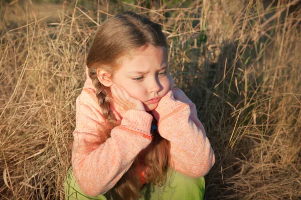 Retrato de uma menina com tranças fechar ao ar livre — Fotografia de Stock