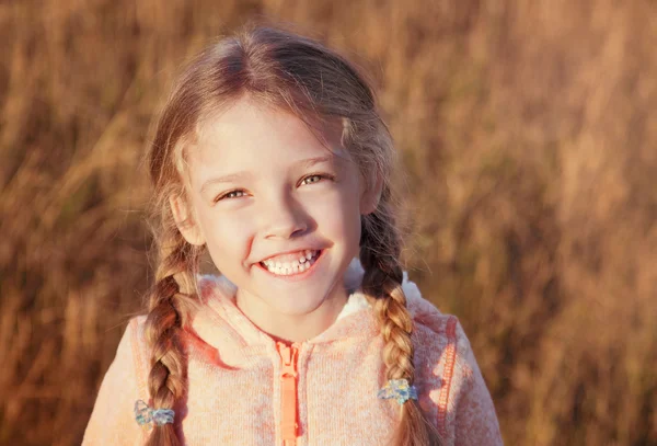 Portré egy lány pigtails Vértes szabadban — Stock Fotó