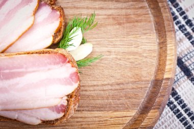 Ham pastırmalı sandviç 