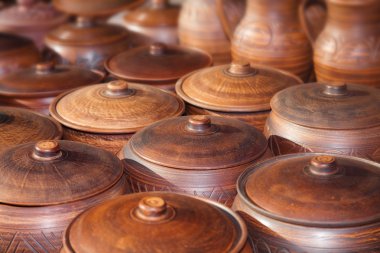 Masanın üzerinde birçok kil tencere
