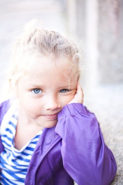 Sevimli küçük gülümseyen kız portresi